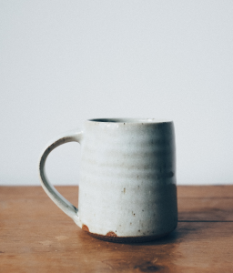 Caneca de cerâmica rústica